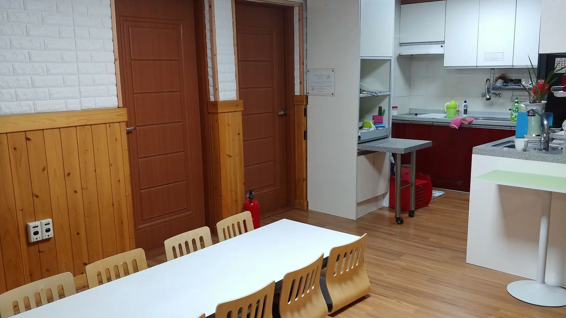 בוסאן Four Season Guest House 2*,